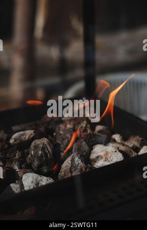 Flammenzungen von Feuerkohlen brennen Stockfoto