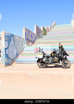 BMW R1250GS Motorrad vor lackierten Stufen in Taghazout, Marokko, Afrika. Stockfoto