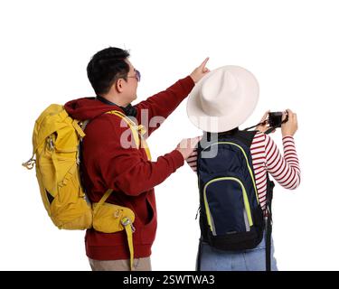 Reisende mit Rucksäcken, die Fotos auf weißem Hintergrund machen, Rückansicht Stockfoto