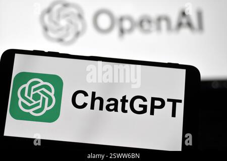 Lviv, Ukraine 22. februar 2025. In dieser Fotoabbildung wird ein ChatGPT-Logo auf einem Smartphone mit einem in OpenAI-Logo im Hintergrund angezeigt. OpenAI setzt seine KI-Technologien fort, wobei seine Tools in verschiedenen Sektoren eingesetzt werden, um Produktivität und Innovation zu steigern. Stockfoto