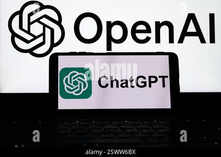 Lviv, Ukraine 22. februar 2025. In dieser Fotoabbildung wird ein ChatGPT-Logo auf einem Smartphone mit einem in OpenAI-Logo im Hintergrund angezeigt. OpenAI setzt seine KI-Technologien fort, wobei seine Tools in verschiedenen Sektoren eingesetzt werden, um Produktivität und Innovation zu steigern. Stockfoto