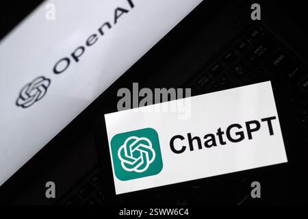 Lviv, Ukraine 22. februar 2025. In dieser Fotoabbildung wird ein ChatGPT-Logo auf einem Smartphone mit einem in OpenAI-Logo im Hintergrund angezeigt. OpenAI setzt seine KI-Technologien fort, wobei seine Tools in verschiedenen Sektoren eingesetzt werden, um Produktivität und Innovation zu steigern. Stockfoto
