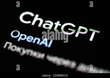 Lviv, Ukraine 22. februar 2025. In dieser Fotoabbildung wird ein ChatGPT-Logo auf einem Smartphone im Google Play Store angezeigt. OpenAI setzt seine KI-Technologien fort, wobei seine Tools in verschiedenen Sektoren eingesetzt werden, um Produktivität und Innovation zu steigern. Stockfoto