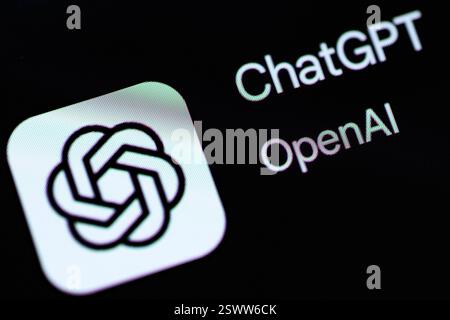Lviv, Ukraine 22. februar 2025. In dieser Fotoabbildung wird ein ChatGPT-Logo auf einem Smartphone im Google Play Store angezeigt. OpenAI setzt seine KI-Technologien fort, wobei seine Tools in verschiedenen Sektoren eingesetzt werden, um Produktivität und Innovation zu steigern. Stockfoto