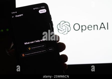Lviv, Ukraine 22. februar 2025. In dieser Abbildung wird eine ChatGPT-Anwendung auf einem Smartphone mit einem OpenAI-Logo im Hintergrund angezeigt. OpenAI setzt seine KI-Technologien fort, wobei seine Tools in verschiedenen Sektoren eingesetzt werden, um Produktivität und Innovation zu steigern. Stockfoto