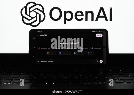 Lviv, Ukraine 22. februar 2025. In dieser Abbildung wird eine ChatGPT-Anwendung auf einem Smartphone mit einem OpenAI-Logo im Hintergrund angezeigt. OpenAI setzt seine KI-Technologien fort, wobei seine Tools in verschiedenen Sektoren eingesetzt werden, um Produktivität und Innovation zu steigern. Stockfoto
