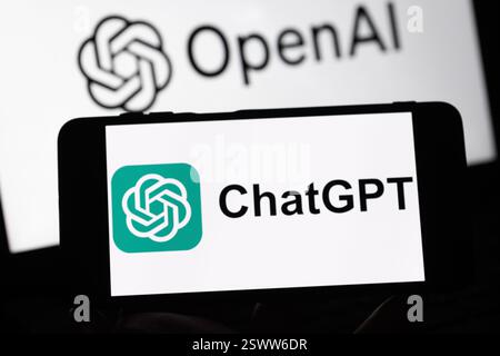 Lviv, Ukraine 22. februar 2025. In dieser Fotoabbildung wird ein ChatGPT-Logo auf einem Smartphone mit einem in OpenAI-Logo im Hintergrund angezeigt. OpenAI setzt seine KI-Technologien fort, wobei seine Tools in verschiedenen Sektoren eingesetzt werden, um Produktivität und Innovation zu steigern. Stockfoto