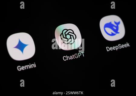 Lviv, Ukraine 22. februar 2025. In dieser Fotoabbildung wird ein ChatGPT-, Gemini- und DeepSeek-Logo auf einem Smartphone angezeigt. Stockfoto