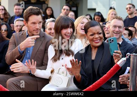 Chris Pratt, Alison Brie und Yvette Nicole Brown bei Anthony und Joe Russos Hand- und Fußabdrücke Zeremonie am TCL Chinese Theatre Hollywood. Los Angeles, 21.02.2025 *** Chris Pratt, Alison Brie und Yvette Nicole Brown bei Anthony und Joe Russos Hand- und Fußabdrücke-Zeremonie im TCL Chinese Theatre Hollywood Los Angeles, 21 02 2025 Foto: XJ.xBlocx/xFuturexImagex russo 5205 Stockfoto