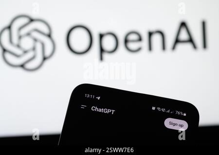 Lviv, Ukraine 22. februar 2025. In dieser Fotoabbildung wird ein ChatGPT-Logo auf einem Smartphone mit einem in OpenAI-Logo im Hintergrund angezeigt. OpenAI setzt seine KI-Technologien fort, wobei seine Tools in verschiedenen Sektoren eingesetzt werden, um Produktivität und Innovation zu steigern. Stockfoto