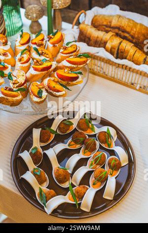 Eine schön gestaltete Auswahl an Vorspeisen mit Gourmet-Leckereien und eleganten Präsentationen. Stockfoto