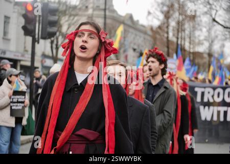 22 FEB 2025 London / UKAS der dritte Jahrestag des Ukraine-Russland-Krieges rückt näher am 24. Februar haben Tausende vor der russischen Botschaft protestiert. Alamy Live News / Aubrey Fagon Stockfoto