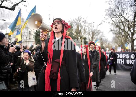 22 FEB 2025 London / UKAS der dritte Jahrestag des Ukraine-Russland-Krieges rückt näher am 24. Februar haben Tausende vor der russischen Botschaft protestiert. Alamy Live News / Aubrey Fagon Stockfoto