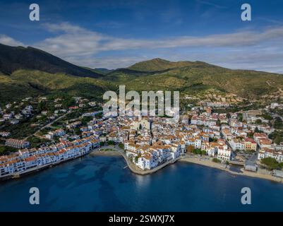 Luftaufnahme der Stadt Cadaqués in Cap de Creus (Alt Empordà, Girona, Katalonien, Spanien) ESP: Vista aérea del Pueblo de Cadaqués, Cabo de Creus Stockfoto