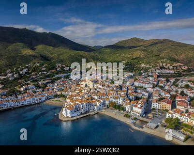 Luftaufnahme der Stadt Cadaqués in Cap de Creus (Alt Empordà, Girona, Katalonien, Spanien) ESP: Vista aérea del Pueblo de Cadaqués, Cabo de Creus Stockfoto