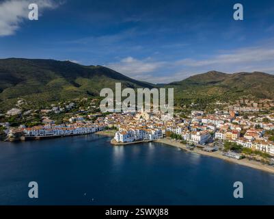 Luftaufnahme der Stadt Cadaqués in Cap de Creus (Alt Empordà, Girona, Katalonien, Spanien) ESP: Vista aérea del Pueblo de Cadaqués, Cabo de Creus Stockfoto