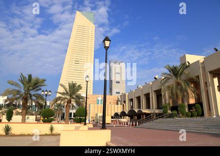 Kuwait City, Kuwait im Nahen Osten - 09. November 2024: Moderne Wolkenkratzer im Stadtzentrum von Kuwait Stockfoto