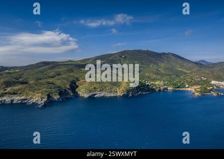 Luftaufnahme der Bucht und der Stadt Cadaqués in Cap de Creus (Alt Empordà, Girona, Katalonien, Spanien) ESP: Vista aérea de la Bahía y pueblo de Cadaqués Stockfoto