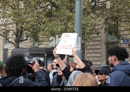 Pro-palästinensische Demonstranten halten während der Demonstration am Place de la République in Paris (Frankreich) am 14. Oktober 2023 das Schild „Stop Genocide“ Stockfoto
