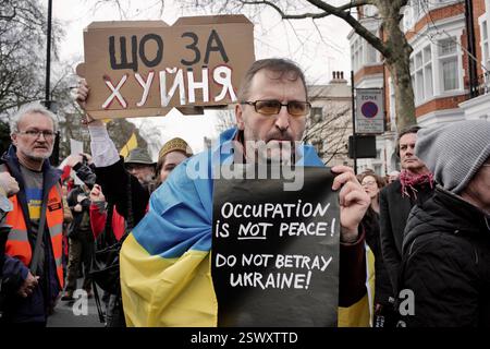 22 FEB 2025 London / UKAS der dritte Jahrestag des Ukraine-Russland-Krieges rückt näher am 24. Februar haben Tausende vor der russischen Botschaft protestiert. Alamy Live News / Aubrey Fagon Stockfoto