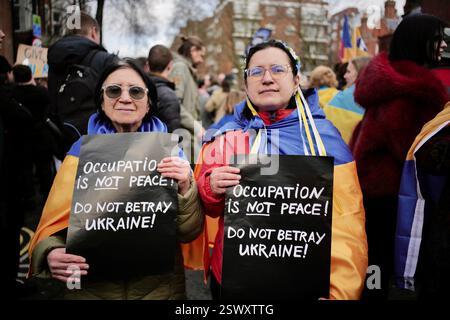 22 FEB 2025 London / UKAS der dritte Jahrestag des Ukraine-Russland-Krieges rückt näher am 24. Februar haben Tausende vor der russischen Botschaft protestiert. Alamy Live News / Aubrey Fagon Stockfoto