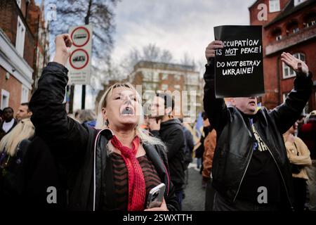 22 FEB 2025 London / UKAS der dritte Jahrestag des Ukraine-Russland-Krieges rückt näher am 24. Februar haben Tausende vor der russischen Botschaft protestiert. Alamy Live News / Aubrey Fagon Stockfoto