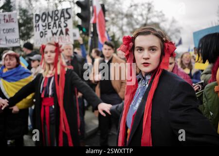 22 FEB 2025 London / UKAS der dritte Jahrestag des Ukraine-Russland-Krieges rückt näher am 24. Februar haben Tausende vor der russischen Botschaft protestiert. Alamy Live News / Aubrey Fagon Stockfoto