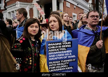22 FEB 2025 London / UKAS der dritte Jahrestag des Ukraine-Russland-Krieges rückt näher am 24. Februar haben Tausende vor der russischen Botschaft protestiert. Alamy Live News / Aubrey Fagon Stockfoto