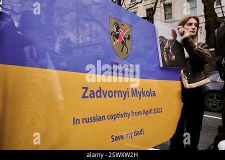 22 FEB 2025 London / UKAS der dritte Jahrestag des Ukraine-Russland-Krieges rückt näher am 24. Februar haben Tausende vor der russischen Botschaft protestiert. Alamy Live News / Aubrey Fagon Stockfoto