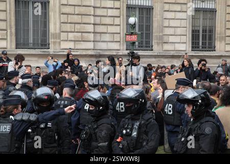 Paris, Frankreich, 14. Oktober 2023: Die französische CRS-Aufständischen treffen auf Demonstranten während einer pro-palästinensischen Demonstration in der Nähe des Place de la République. Stockfoto