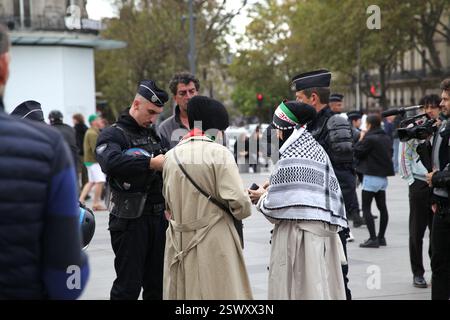 Frankreich Paris CRS Polizei kontrolliert Demonstranten während propalästinensischer Proteste am Place de la République am 14. Oktober 2023 Stockfoto