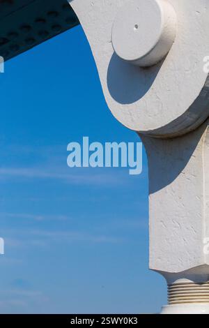 Teil der Tower Bridge, eine Stützkonstruktion, vor einem klaren blauen Himmel. Stockfoto