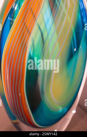 Nahaufnahme einer lebendigen, mehrfarbigen Glaskugel Stockfoto