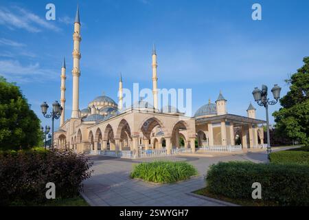 GROSNY, RUSSLAND - 14. JUNI 2023: Blick auf das Herz der Tschetschenischen Moschee an einem sonnigen Juni-Morgen Stockfoto