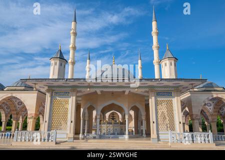 GROSNY, RUSSLAND - 14. JUNI 2023: An einem sonnigen Juni-Morgen in der Moschee „Herz Tschetscheniens“ Stockfoto