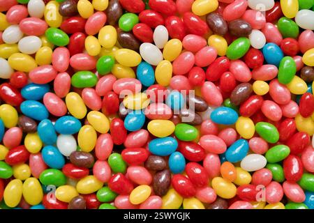 Bunte Kaubonbons als heller Hintergrund. Viele bunte Gummibonbons aus nächster Nähe auf der Schaufenster zum Verkauf im Laden. Selektiver Fokus. Stockfoto