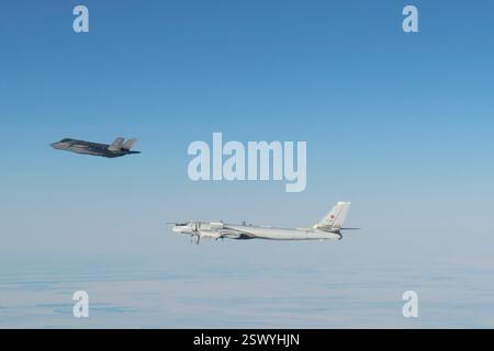 Chukchi Sea, Usa. Februar 2025. Zwei russische Tu-95 strategische Bomber und zwei Su-27 Kampfflugzeuge werden abgefangen F-35A Lightning II Stealth Fighters, dem North American Aerospace Defense Command zugewiesen, 19. Februar 2025 über der Chukchi-See. Kredit: TSgt. Donald Hudson/USA Air Force/Alamy Live News Stockfoto