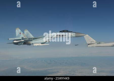 Chukchi Sea, Usa. Februar 2025. Zwei russische Tu-95 strategische Bomber und zwei Su-27 Kampfflugzeuge werden abgefangen F-35A Lightning II Stealth Fighters, dem North American Aerospace Defense Command zugewiesen, 19. Februar 2025 über der Chukchi-See. Kredit: TSgt. Donald Hudson/USA Air Force/Alamy Live News Stockfoto
