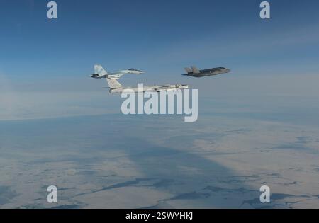Chukchi Sea, Usa. Februar 2025. Zwei russische Tu-95 strategische Bomber und zwei Su-27 Kampfflugzeuge werden abgefangen F-35A Lightning II Stealth Fighters, dem North American Aerospace Defense Command zugewiesen, 19. Februar 2025 über der Chukchi-See. Kredit: TSgt. Donald Hudson/USA Air Force/Alamy Live News Stockfoto