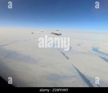 Chukchi Sea, Usa. Februar 2025. Zwei russische Tu-95 strategische Bomber und zwei Su-27 Kampfflugzeuge werden abgefangen F-35A Lightning II Stealth Fighters, dem North American Aerospace Defense Command zugewiesen, 19. Februar 2025 über der Chukchi-See. Kredit: TSgt. Donald Hudson/USA Air Force/Alamy Live News Stockfoto