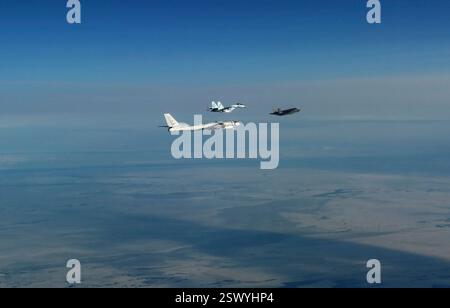 Chukchi Sea, Usa. Februar 2025. Zwei russische Tu-95 strategische Bomber und zwei Su-27 Kampfflugzeuge werden abgefangen F-35A Lightning II Stealth Fighters, dem North American Aerospace Defense Command zugewiesen, 19. Februar 2025 über der Chukchi-See. Kredit: TSgt. Donald Hudson/USA Air Force/Alamy Live News Stockfoto