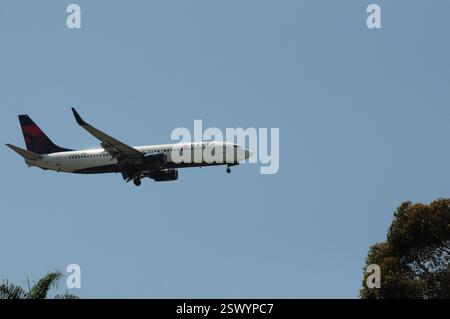 San Diego, Kalifornien, USA. 4. Mai 2012: Delta Air Lines Flugzeug fliegt über San Diego, Kalifornien, USA. Stockfoto