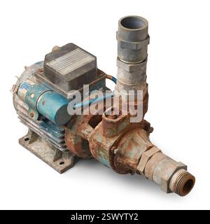 Verrostete alte elektrische Wasserpumpe isolierter weißer Hintergrund, Ansicht von oben auf den Motor mit Anzeichen von Rost und Verschleiß in schlechtem Zustand Stockfoto