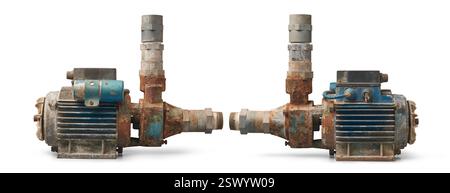 Verrostete alte elektrische Wasserpumpe isolierter weißer Hintergrund, Anzeichen von Rost und Verschleiß in schlechtem Zustand, in verschiedenen Winkeln aufgenommen Stockfoto