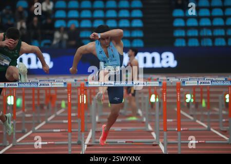 Madrid, Spanien, 22. Februar 2025: Der Athlet Adolfo Sanz-Maza (R. C. Celta) springt am Vormittag des zweiten Tages der spanischen Kurzstreckenmeisterschaft 2025 am 22. Februar 2025 im städtischen Sportzentrum Gallur in Madrid, Spanien, eine Hürde in den 60-Meter-Hürden des Heptathlon. Quelle: Alberto Brevers / Alamy Live News. Stockfoto