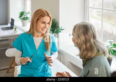 Ältere Patientin mit Krankenschwester in der medizinischen Klinik während der Untersuchung. Stockfoto