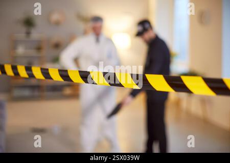 Polizeiband Sichert Kriminalszene Zu Hause Mit Dem Ermittler Stockfoto