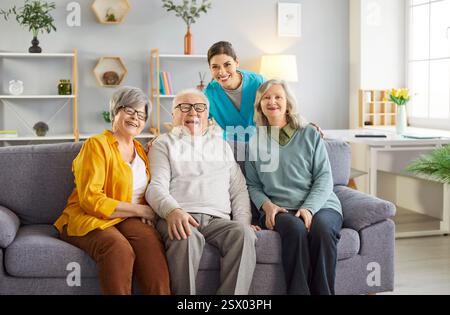 Senioren freundliche Gemeinschaft, lächelnde Gesundheit und Rehabilitation Spaß, Physiotherapeut Stockfoto