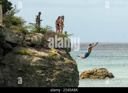 Klippenspringen, Strand in Curacao Stockfoto
