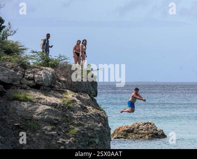 Klippenspringen, Strand in Curacao Stockfoto